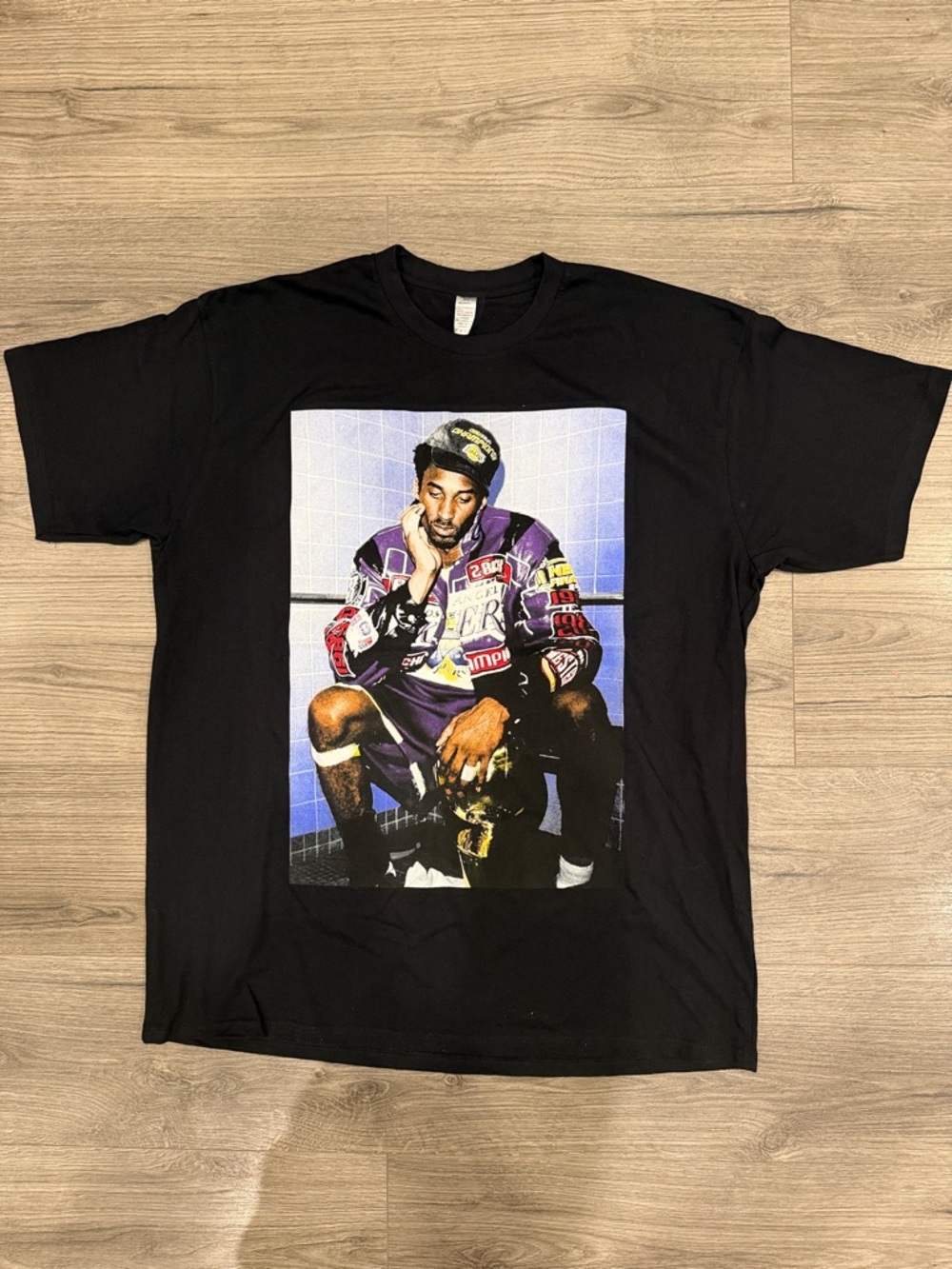 Kobe Bryant Iconic Photo After 2001 NBA Finals Graphic Tee Mens Size Extra Large